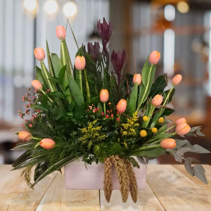 Arreglo floral de tulipanes naranja