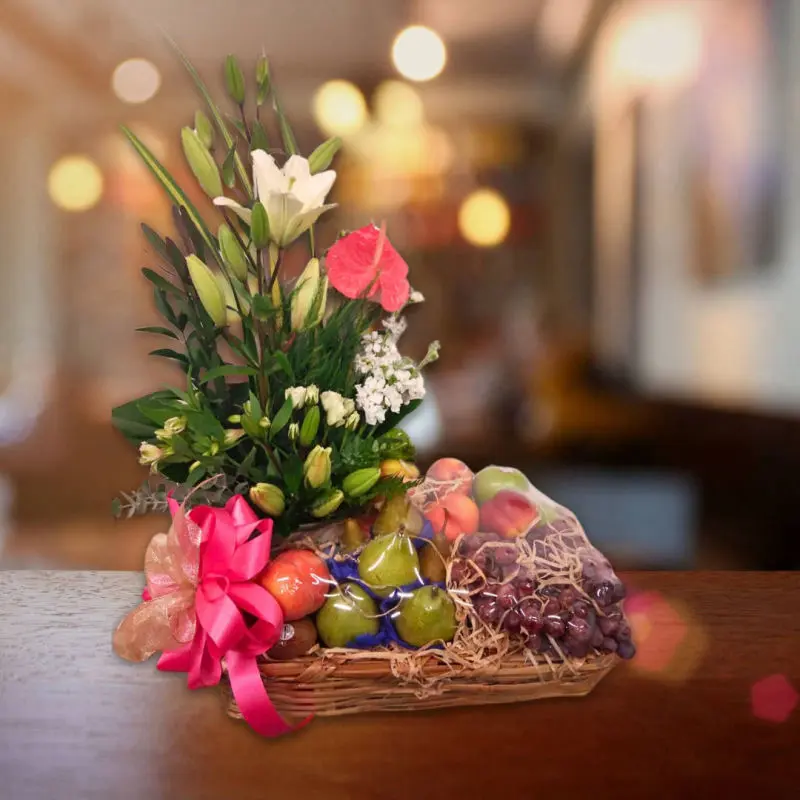 Arreglo de frutas con flores surtidas Personnel